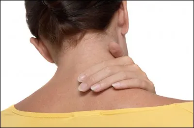 Quel est le nom du coup violent porté sur la nuque ?