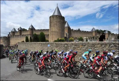 Les équipes se sont observées et les tentatives d'échappée ont toutes été contrées sur cette 3e étape qui voit donc logiquement une arrivée groupée. Quelle ville accueille les coureurs ?