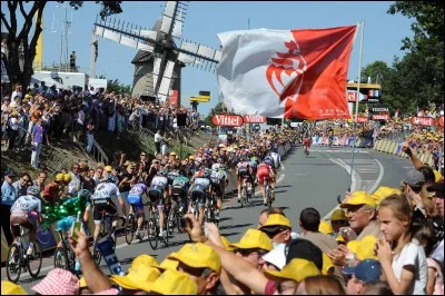 Une étape très roulante et menée à vive allure malgré un fort vent de travers. C'est donc un peloton groupé qui passe la ligne d'arrivée pour se protéger des rafales. À quel endroit ?