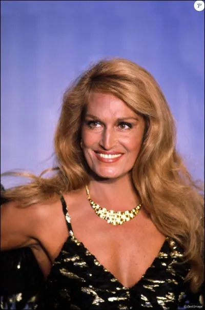 Complétez les paroles de "Mourir sur scène" de Dalida : Il y a ceux qui veulent mourir un jour de pluie, 
Et d'autres en plein soleil, 
Il y a ceux qui veulent mourir seuls dans un lit...