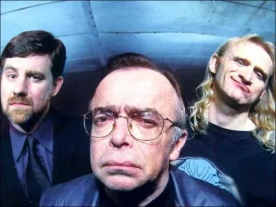 Comment se surnomment les trois amis paranoaques de Mulder ?