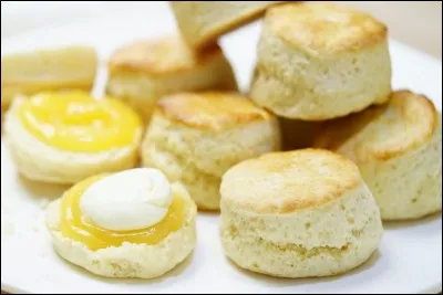 « Scone » > C'est un petit gâteau royal qui accompagne le thé, même si la reine ne les aime pas, paraît-il. Ils vous arrivent avec de la confiote et de la crème. Que faire ?