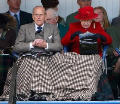 Et que se passe-t-il lorsque la reine met son sac à main sur son bras droit ? Qu'est-ce que cela signifie exactement ?