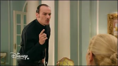 Comment s'appelle le majordome de Sharon ?