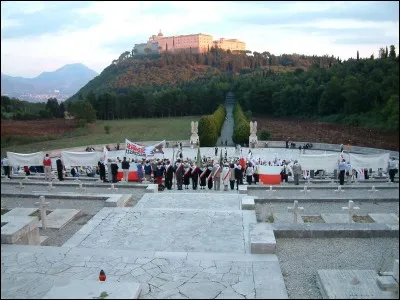Quel est le nom de la colline rocheuse italienne sur laquelle un monastère fut complètement détruit par les bombes Alliées ?