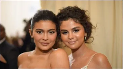 Elle va aller au mariage d'une de ses amies prochainement. Laquelle ?