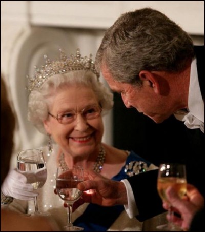 Ayant plus d'une corde à monarque, j'ai ouï dire que la reine avait ses petites habitudes lorsqu'elle se tient à table. Mais encore ?