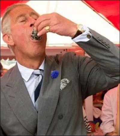 De par l'étiquette, il est un met qu'elle ne consomme pas, ni comme du reste toute la famille royale en voyage. Lequel ?