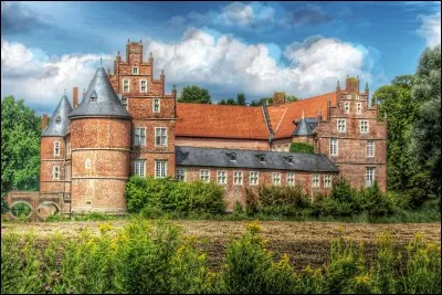 Cette ville possède un château fort datant du XIVe siècle. En quel matériau a-t-il été construit ?