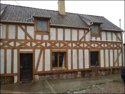 Cette commune possède également des maisons anciennes. Quelle est leur particularité ?