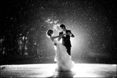 Comment s'appelle le moment o&ugrave; les mari&eacute;s vont danser ensemble en premier ?