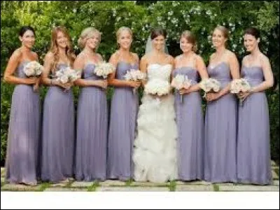 Comment sont appel&eacute;es celles qui aident la mari&eacute;e et qui sont habill&eacute;es &agrave; l'identique lors de la c&eacute;r&eacute;monie ?