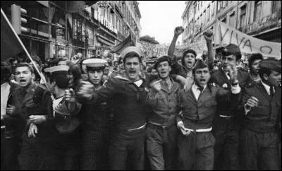 Le soir du 4 octobre, le roi Manuel a fui son pays, chassé par le soulèvement de son armée. Quel pays devient alors une République ?
