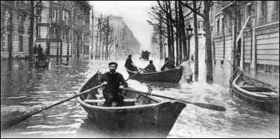 En ce début d'année 1910, on navigue en barques dans les rues de cette capitale, conséquence des pluies diluviennes qui se sont abattues sur le pays. Où sommes-nous ?