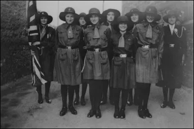 Trois ans après la naissance du mouvement scout, Robert Baden-Powell et sa sur Agnès fondent une nouvelle organisation, destinée aux jeunes filles. Quel est son nom ?