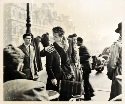 Qui est l'auteur de la célébre photographie "Le Baiser de l'Hôtel de Ville" ?