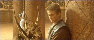 Dans l'épisode 2, Anakin Skywalker utilise un sabre laser vert et un sabre laser bleu.