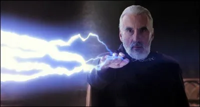 Lorsqu'il affronte le comte Dooku dans l'épisode 2, Anakin a le bras gauche tranché.
