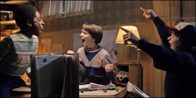 À quoi les enfants jouent-ils dans la cave ?