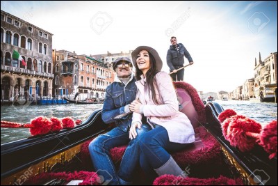 "Vacances à Venise" réunit à l'écran un bel antiquaire italien joué par Rossano Brazzi, et une touriste américaine célibataire interprétée par :