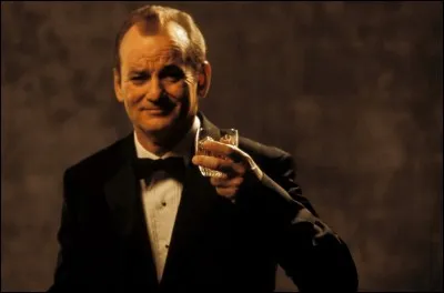 Dans "Lost in translation", on peut voir la rencontre improbable entre un vieil acteur sur le retour joué par Bill Murray et une jeune femme désoeuvrée jouée par...