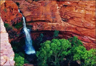 Ici dans ce ''Garden of Eden'', les roches de grès orangées contrastent avec l'immensité du désert. Une rivière y coule formant un jardin luxuriant. Les Luritja, tribu aborigène, habitent cette région de Watarrka, depuis 20 000 ans. Le tourisme y est attiré par la végétation humide, verte, et abondante.
Trouvez cet endroit qui ne fut connu des Australiens qu'en 1872, découvert par Ernest Giles ?