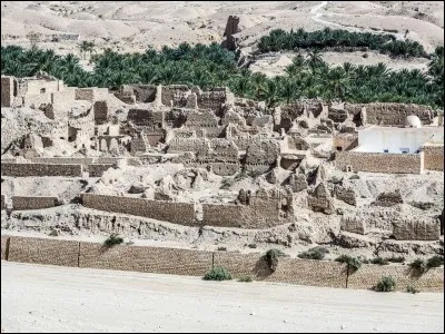 C'est une oasis de montagne à 70 km de Tozeur. Il fut un site assurant les frontières de l'Empire romain. Difficile de ne pas voir les ruines d'une partie du village abandonné en 1969, suite aux inondations. Quand même, la vie s'accroche et on développe le tourisme.
Quelle est cette oasis où dans certaines maisons du village, on retrouve certains objets du quotidien fait de matériaux antiques ?