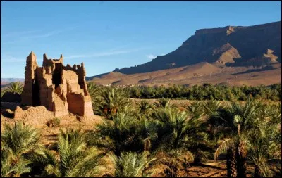 Climat désertique typique du Maroc avec des étés longs (mai à septembre) et torrides puis des hivers courts, mais agréablement chauds et des nuits fraîches.
Nommez cette ville ainsi décrite par l'office du tourisme : ''La diversité culturelle de (…) n'est pas seulement au niveau architecture : monuments, ksours et kasbahs. La population multiethnique fait d'elle un creuset des civilisations.''