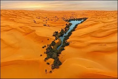 Ce nom signifie ''Mère de l'eau'' : il s'agit d'un lac étroit, assez spécial. Il est tout en longueur et bordé de palmiers. Étonnant de trouver un telle beauté complètement entourée de hautes dunes de sable.
Trouvez le nom de ce lac de Libye qui est le plus petit lac du Sahara ?
