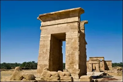 L'oasis est à 150 km de Louxor. Elle était jadis une halte pour les caravanes qui se rendaient au Soudan : les temps ont bien changé, on y voyait alors des défenses d'éléphants, des cornes de rhinocéros et des esclaves.
Quel est cet endroit où l'ont peut visiter de beaux monuments antiques et voir des masques, des statues et des vases, surtout d'époque romaine ?