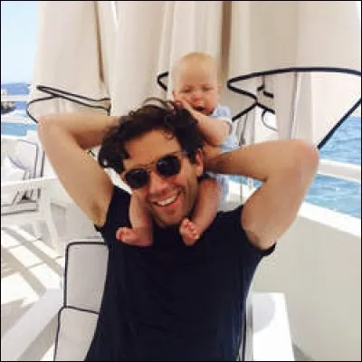 Quelle est la sur de Mika qui a eu un enfant ?