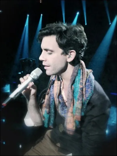 De quelle nationalité était la professeure de chant de Mika ?