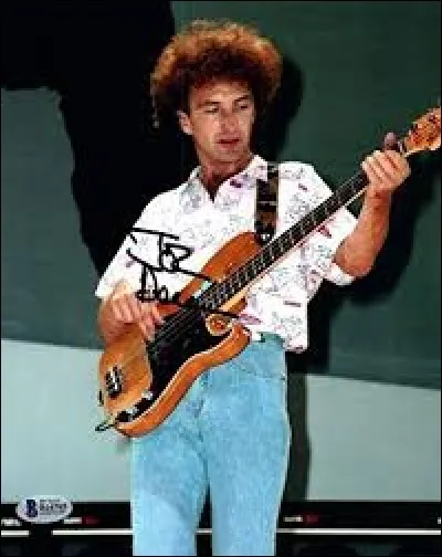 Continuons dans les clips. Que fait John Deacon la première fois qu'on le voit dans "I Want To Break Free" ?