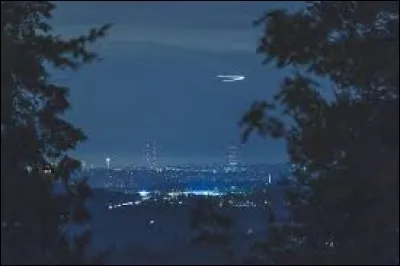 Vous voyez une forme étrange et lumineuse dans le ciel à la nuit tombée. Qu'en pensez-vous ?