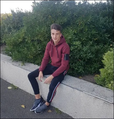 Que fait ce garçon ?