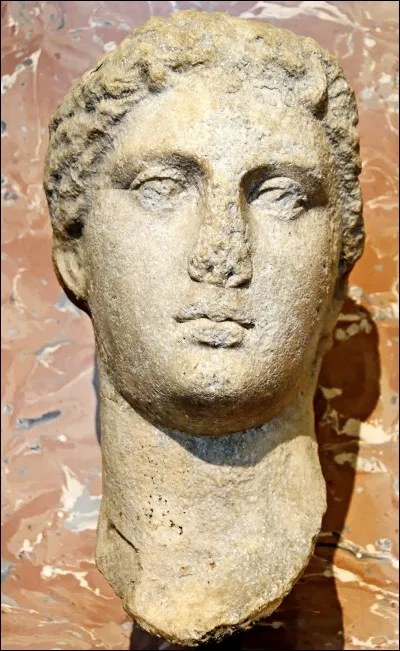 Qui était la soeur cadette de Cléopâtre VII ?