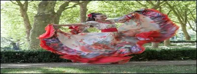 Dans quel pays, les gar&ccedil;ons d'honneur mettent-ils aux ench&egrave;res les morceaux de la cravate du mari&eacute; qu'ils ont d&eacute;coup&eacute;e ?