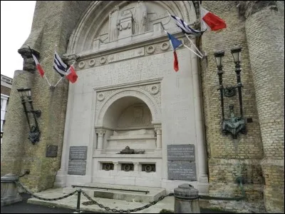 Quelles guerres sont représentées sur ce monument aux morts ?