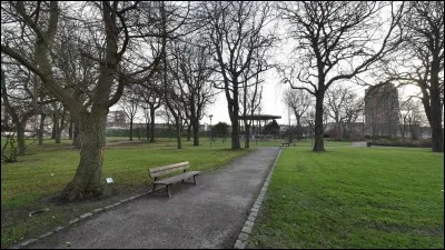 Comment appelle-t-on le parc situé entre le centre commercial et le port ?