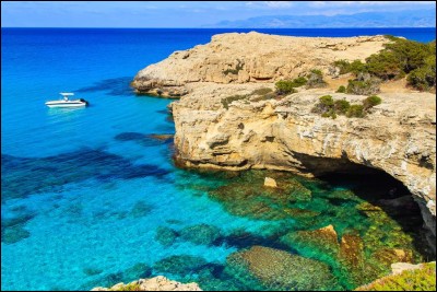 Quels sont les deux pays se disputant l'île de Chypre en Méditerranée ?
