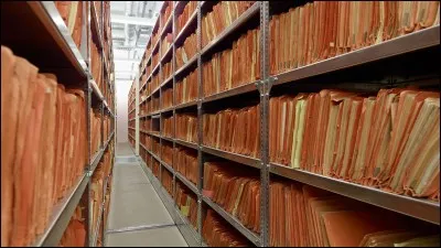 Comment appelle-t-on les salles dans lesquelles sont conserv&eacute;s les documents anciens ?