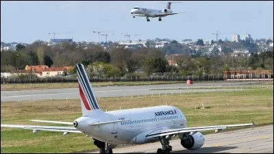 Comment se nomme le grand aéroport de Nantes ?