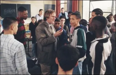 Pourquoi le professeur a-t-il giflé Aziz, en plein cours ?