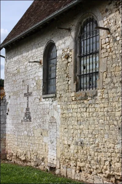 Dans cette commune, nous pouvons trouver l'&eacute;glise Saint-Lucien. De quel si&egrave;cle sa nef unique date-t-elle ?