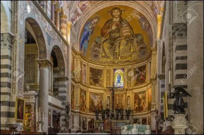 De combien de pans se compose l'abside de l'&eacute;glise ?