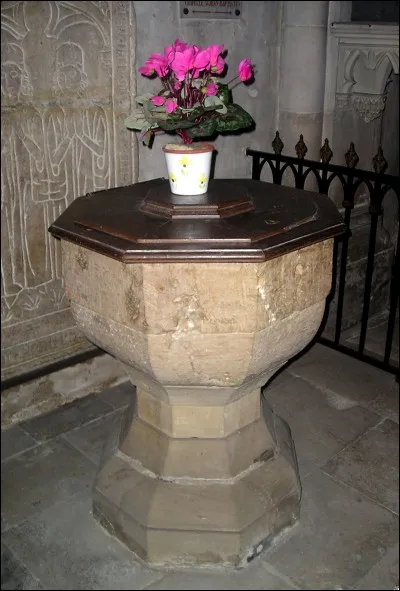 De quelle forme sont les fonts baptismaux ?