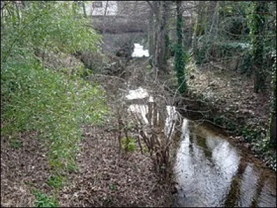 « ...J'ai crevé l'Aure et Lié
J'ai dur Ével trop fort
Ca m'prend les jours fériés
Quand Gisèle cause dehors. »