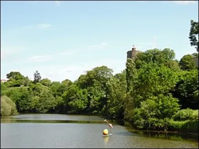 « ... J'aurais pas dû ouvrir
À la nonette carmélite
La Mère Superbe m'a vu v'nir
Donau a mis son kilt... »