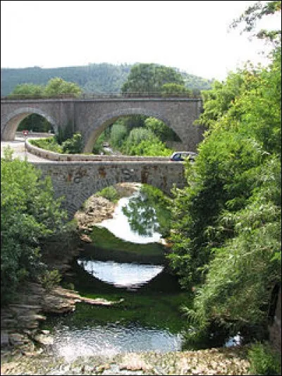 « ...Suivant les points les pointillés eh
Oh oh vert Isle, Deûle, Amous... »