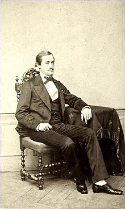 Il fit d'abord un voyage en Algérie, sous la direction d'Oscar MacCarthy. Il entrepris aussi en tant qu'explorateur et diplomate un voyage de pénétration au cœur du Sahara (Algérie, Maroc,Tunisie).
Qui est ce voyageur qui se mérita la médaille d'or de la Société de géographie ainsi que la Légion d'honneur ?